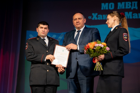 Глава Ханты-Мансийска поздравил сотрудников ОВД с профессиональным праздником.